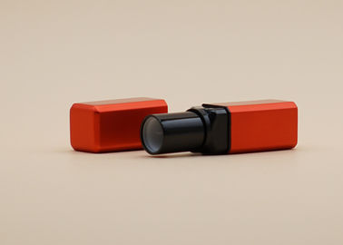 매트 서리로 덥은 빨간 빈 립스틱은 건강 관리를 위한 정연한 모양을 병에 넣습니다